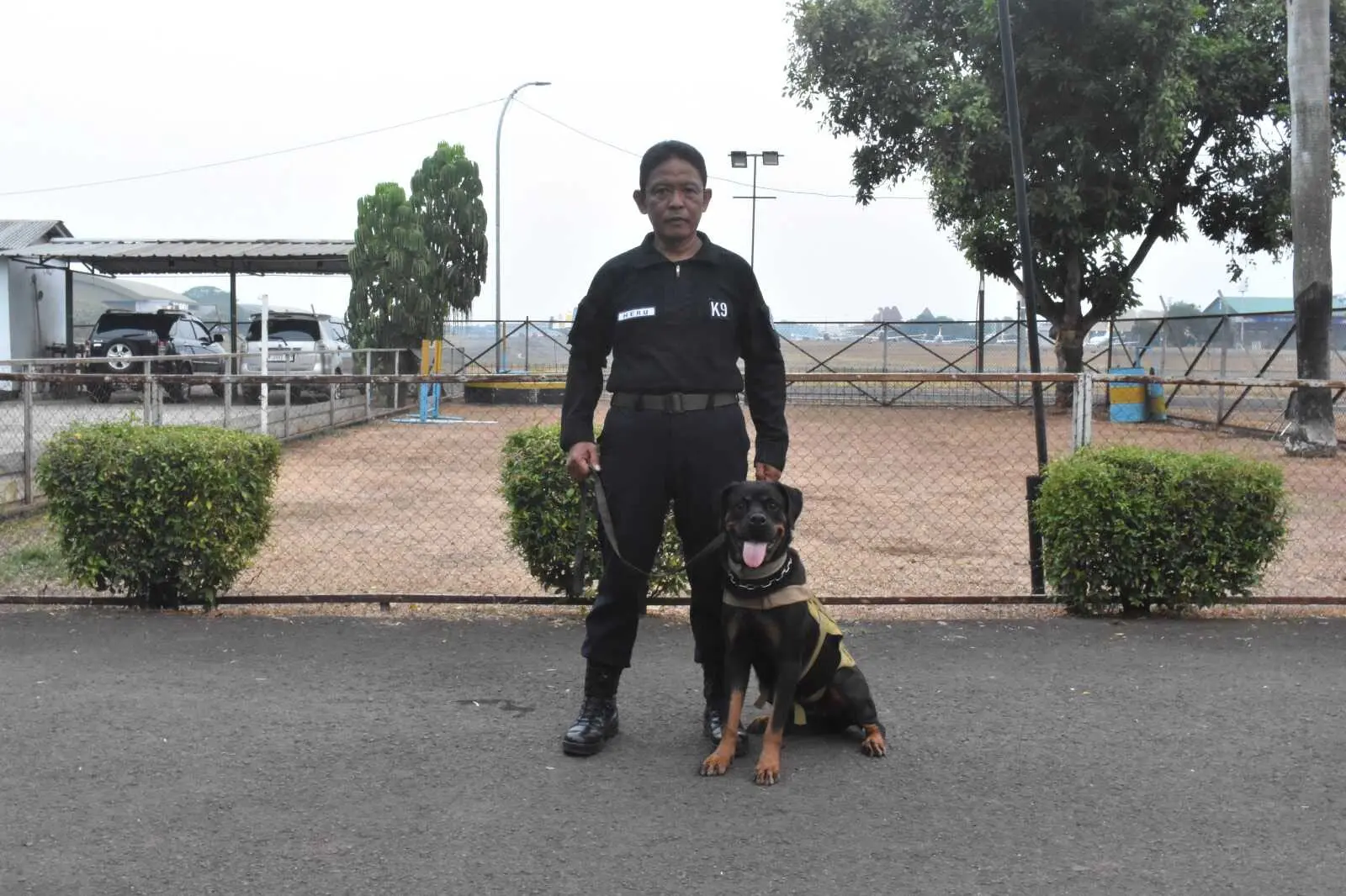 Handler PT. Ksatria Canine Security Indonesia bersama satwa K9 di area lobby.