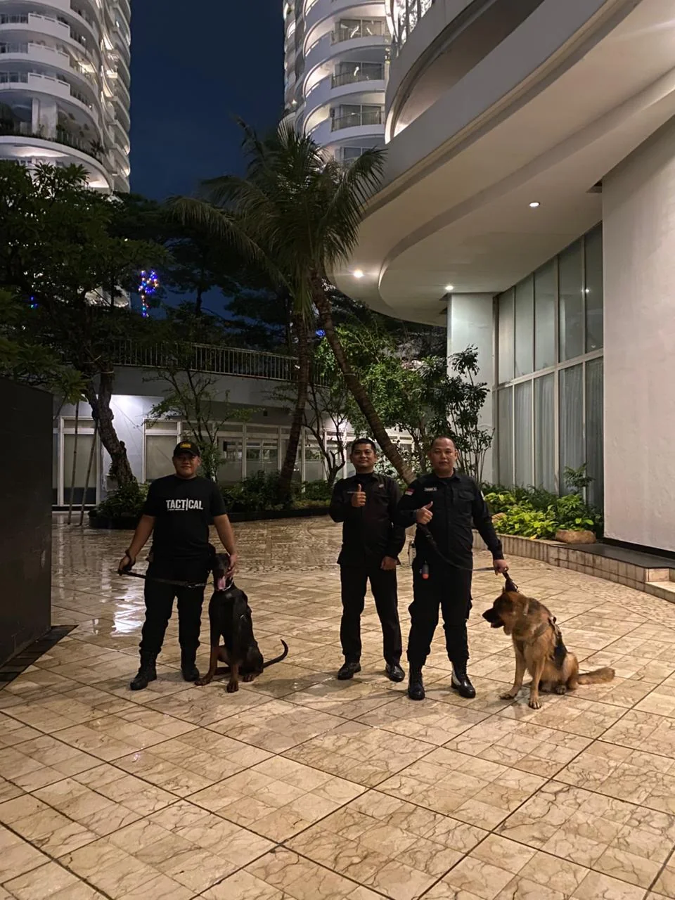 Personel dan unit K9 saat patroli malam.