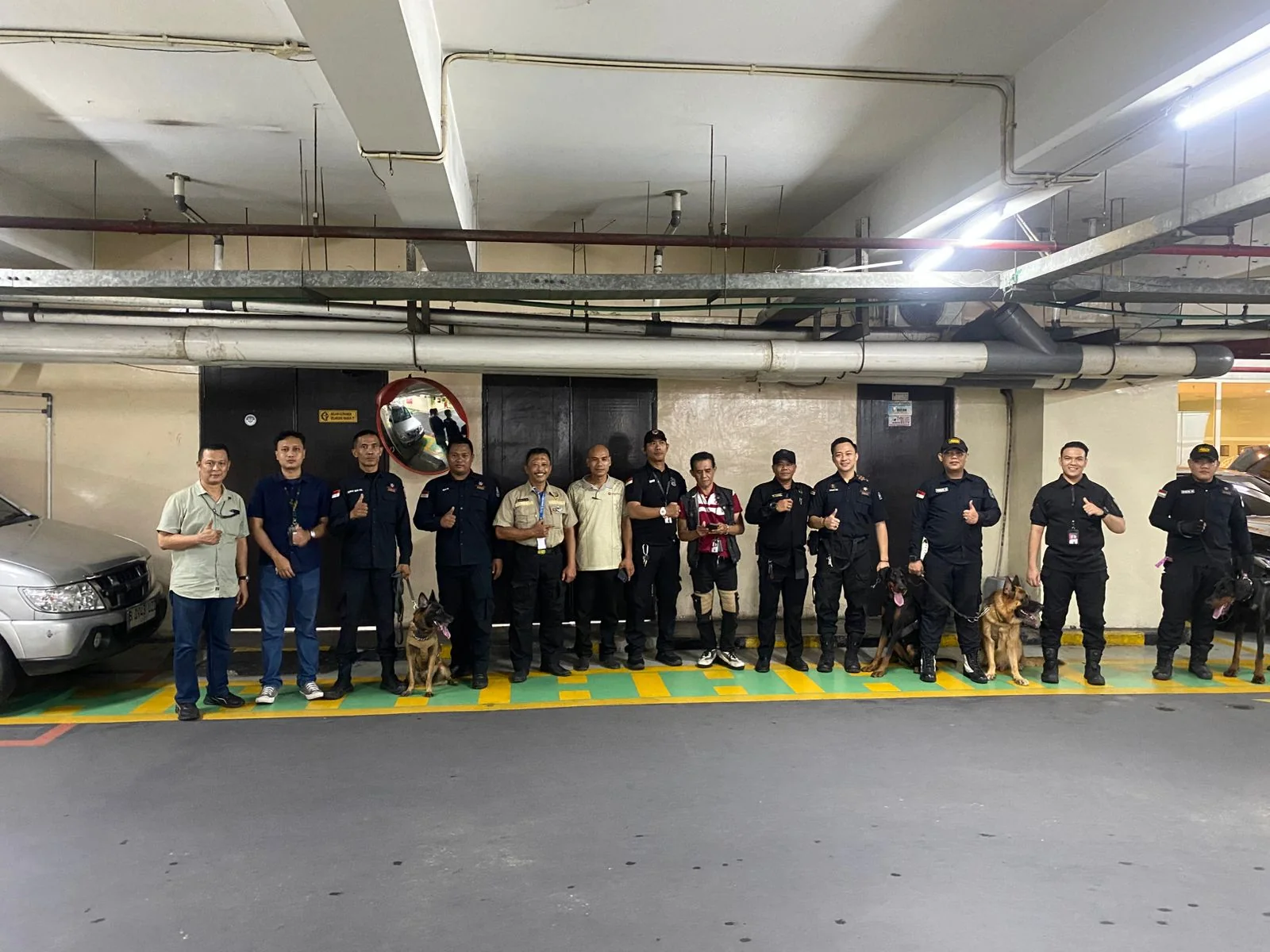 Tim pengamanan dan beberapa unit K9 di area basement.