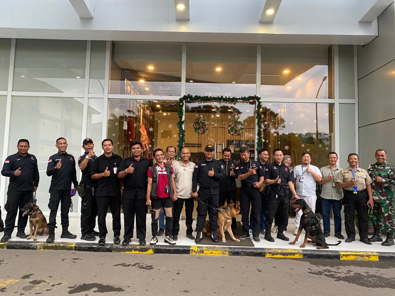 Tim pengamanan dan unit K9 di depan area lobby.