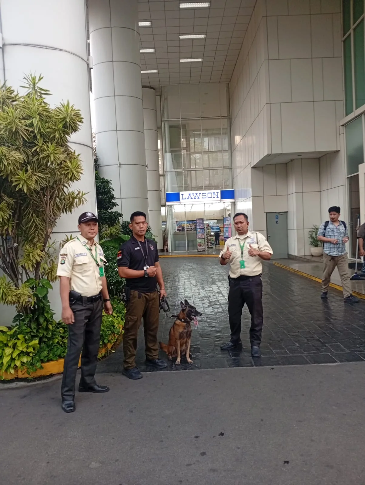 Koordinasi personel keamanan bersama handler dan satwa K9.