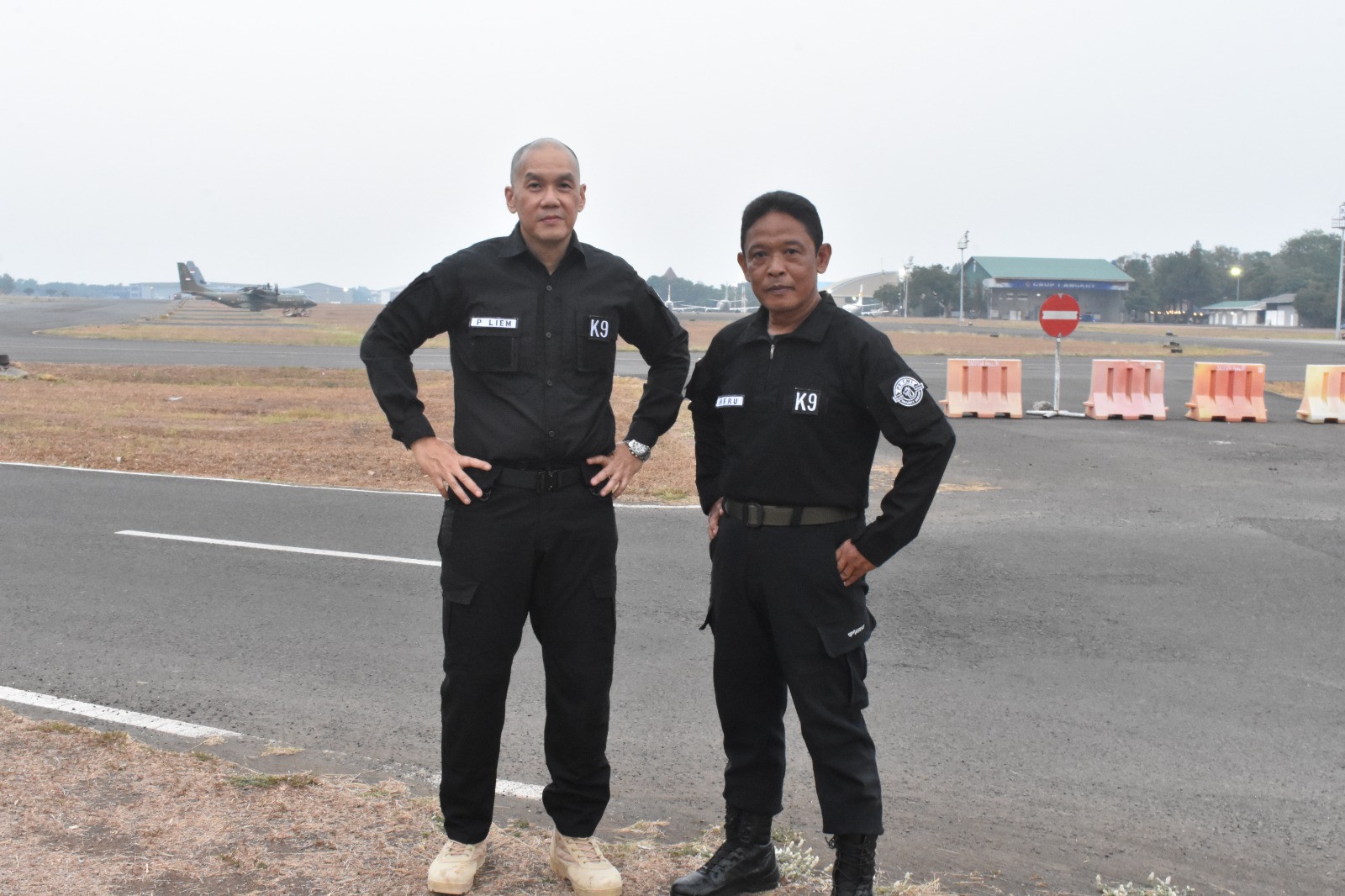 Personel K9 siap menjalankan tugas di bandara.