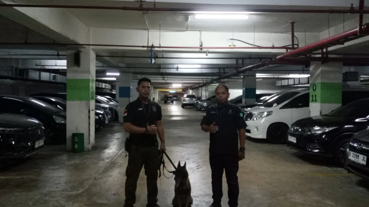 Personel dan unit K9 melakukan patroli pada area B2.