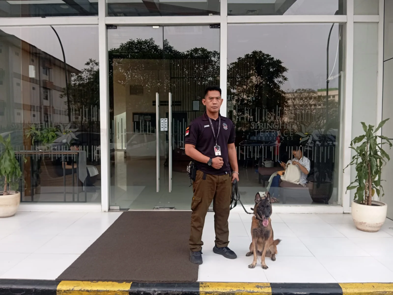 Handler dan unit K9 melaksanakan patroli pada area lobby OKW.