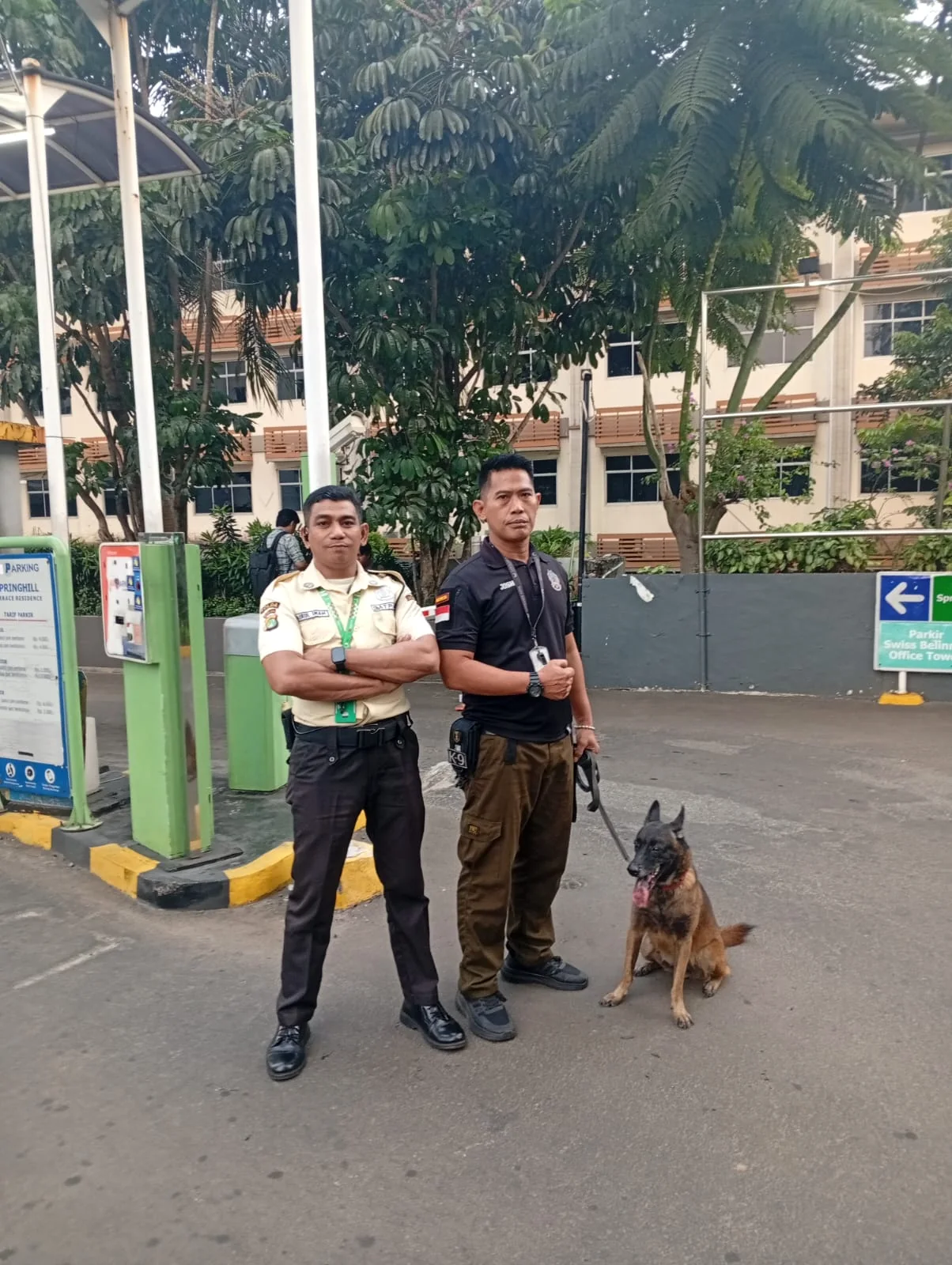 Personel keamanan dan handler PT. Ksatria Canine Security Indonesia bersama satwa K9.